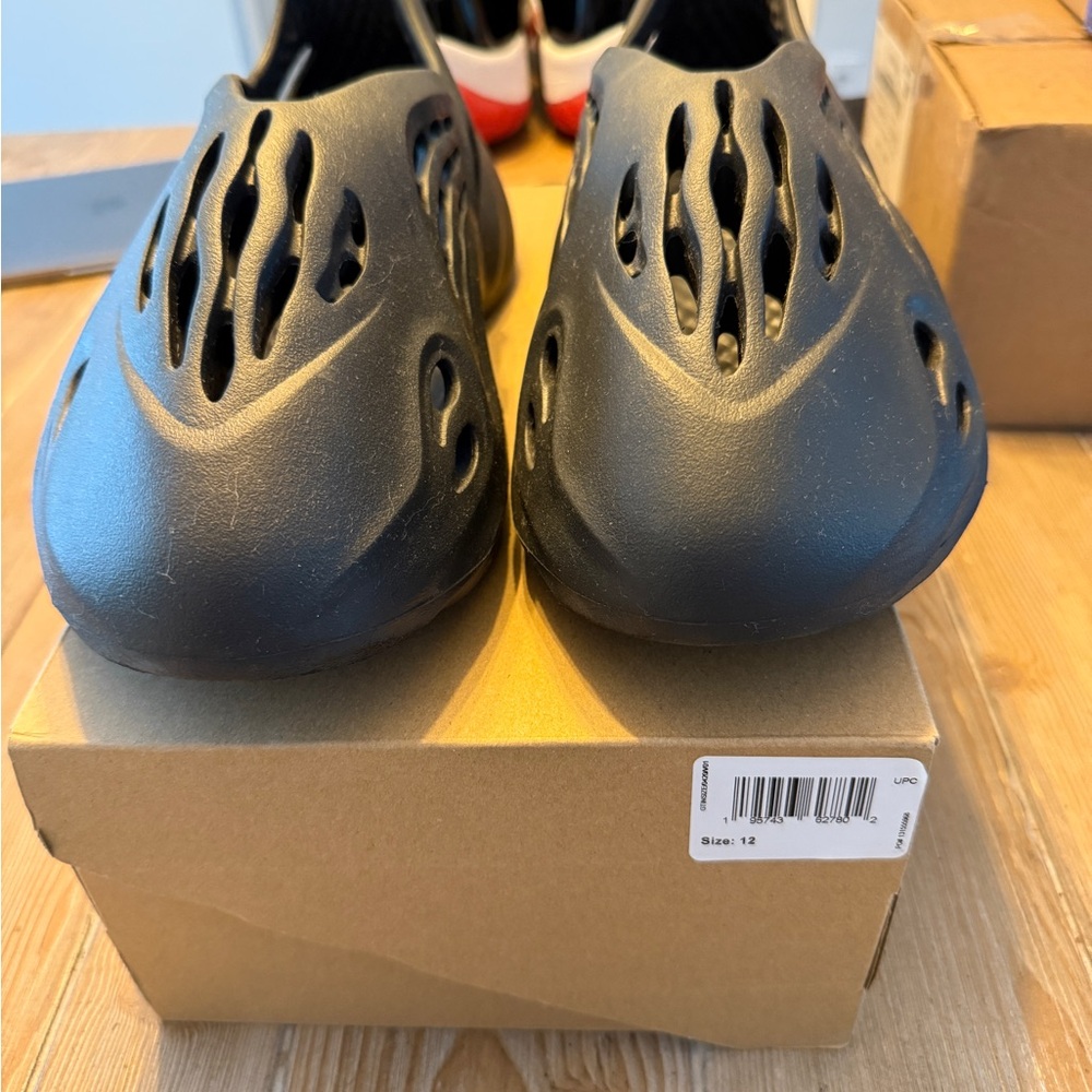 Men’s Yeezy foam runners onyx size 12
